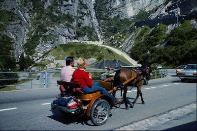 Колоритная картина дорожного участка: влюблённая пара катит по дороге в конном экипаже