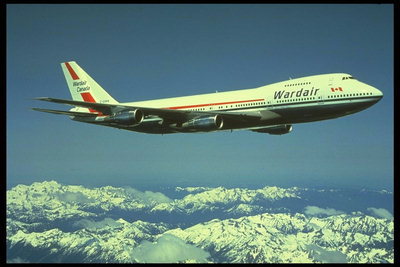 Fluturonte një aeroplan jet mbi Alpe për Lindjen e Mesme - demonstruar një natyre të habitshme të Tokës