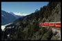Среди заснеженных горных вершин Швейцарии путь поезда проходит по краю опасных обрывов
