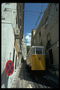 Фотография трамвая на узких улицах Португалии. Трамвай - король городских дорог в португальской столице