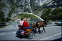 Колоритная картина дорожного участка: влюблённая пара катит по дороге в конном экипаже