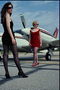 Fotos von Mädchen zeigen ihre Körper auf dem Hintergrund des Flugzeugs