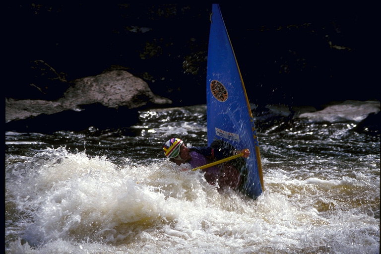 Het ongeval op het water: kantelen atleet in de turbulente rivier
