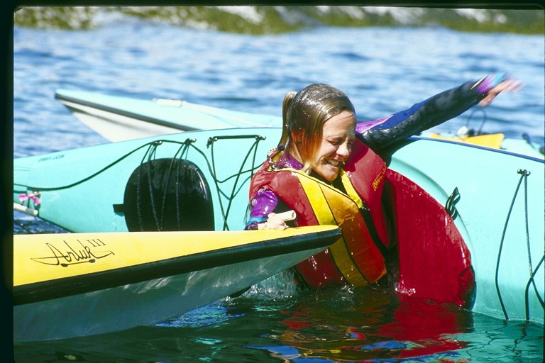 Перекидывание каноэ в воде  - обычное явление в гребном виде спорта
