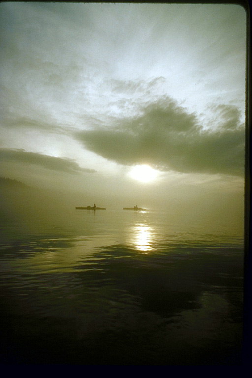Zonne-mapping op het water tijdens de avond zonsondergang