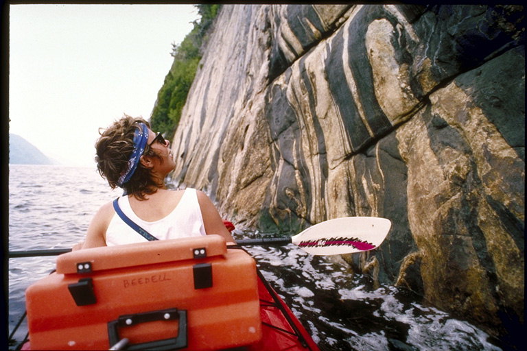 Tourist kanue admires ang natural na kagandahan sa ang paraan ng paglalayag