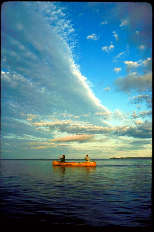 Снимка колоритен небе и хора плаващи в езерото сутрин