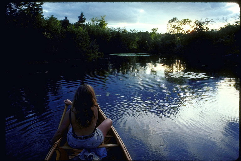 소녀 반바지 저녁 강물에 카누에 떠있는