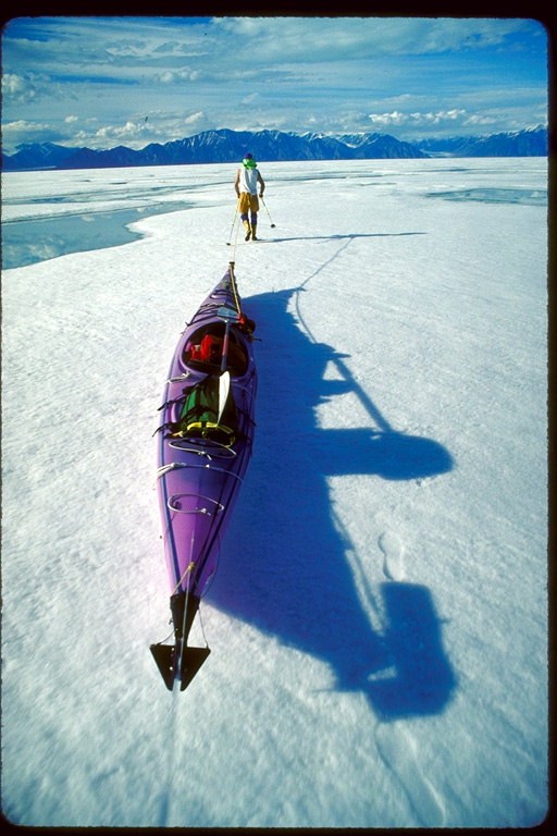 极限运动是游泳，在北海海域的冰冷皮艇