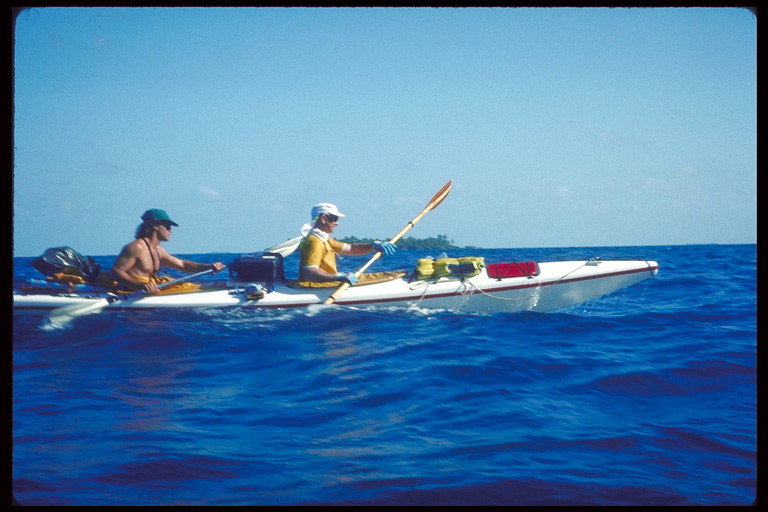 Berperahu di kayak tunggal di laut. Berperahu membantu memperkuat tubuh tan