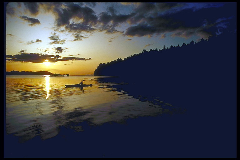 En vidunderlig sted på Jorden for at observere om aftenen solnedgang med refleksion i havet