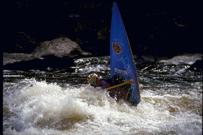 Nesreče na vodi: prevračanja športnik v turbulentnem reki