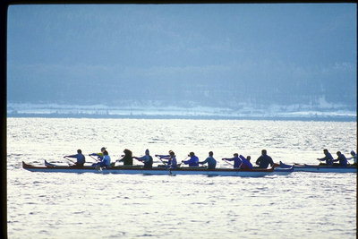 Reisegruppe auf dem Fluss in sechs-Kanu. Early Silber Wasser aus der hellen Sonne