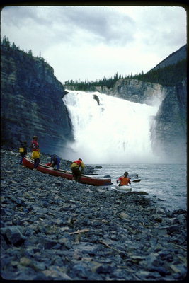Una cascata sul fiume di montagna - un ostacolo insormontabile per i nuotatori kayak