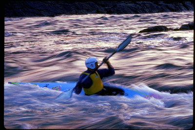 Canoeing tại các độ sâu của con sông lạnh - trường hợp-cứng và đàn hồi thể chất con người