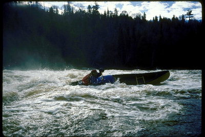 Перевёрнутое каноэ в горной речке - обычное дело для сильных духом спортсменов
