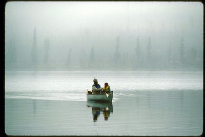 Плавание по озеру на каноэ в туманный осенний день