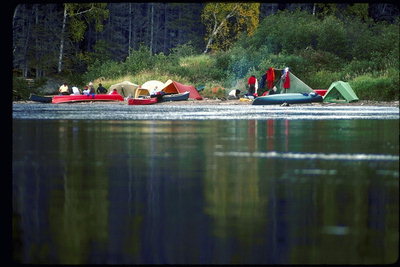 Campamento ás marxes do río para quen gusta de paseos en barco e piragüismo