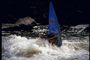 O acidente na água: derrubar o atleta no rio turbulento