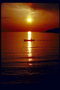 Картина заката солнца на воде. Солнечный свет отображается ярким цветом на воде