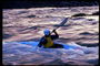 Canoeing tại các độ sâu của con sông lạnh - trường hợp-cứng và đàn hồi thể chất con người