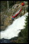 Водопад на реке - помеха для плавания на каяках. Переправа по скалистому берегу  реки каяка