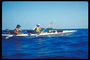 Passeios de barco no caiaque individual no mar. Boating ajuda a fortalecer o corpo bronzeado