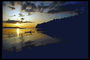 Un endroit merveilleux sur Terre pour observer le coucher du soleil du soir avec la réflexion dans la mer