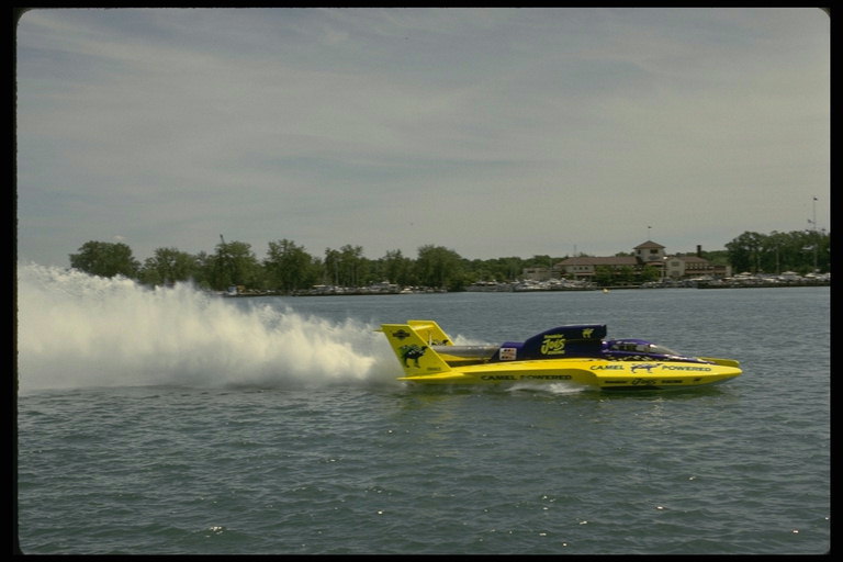 Скоростная спортивная лодка летящая по утренней реке за чертой города