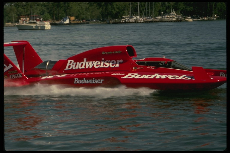 Efektive birrë anije reklamat markë Budweiser dhe anijet sportive