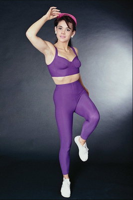 Девушка в темно-фиолетовом спортивном костюме
