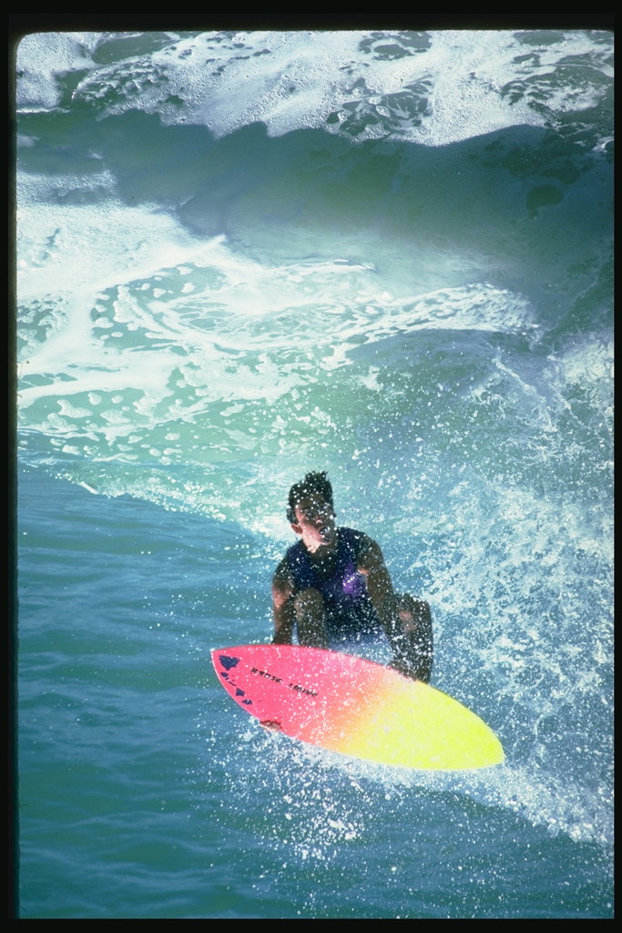 Na czerwono - żółte desek surfingowych wśród niezliczonych spray