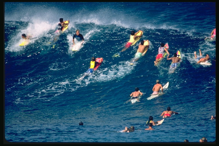 Surfistas novatos aprender as súas primeiras leccións de surf deitado na pedra