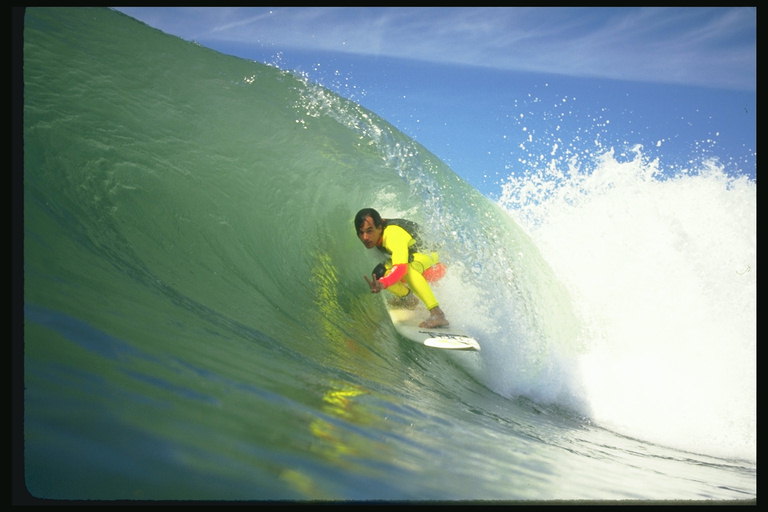 Голубое море, белые брызги и зелёная волна - прекрасный фон снимка серфингиста 