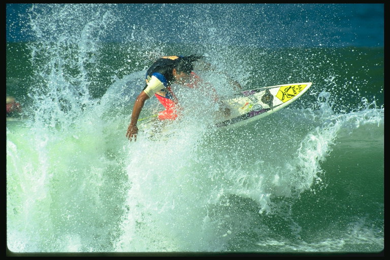 Foto surfer među moru sprej na brijeg vala