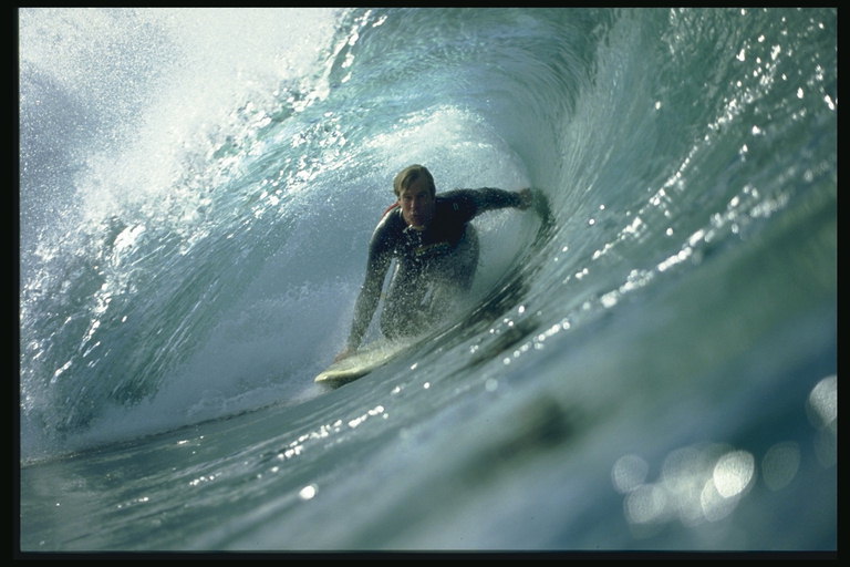 V cykle vlny Surfer fotografoval fotoaparát top