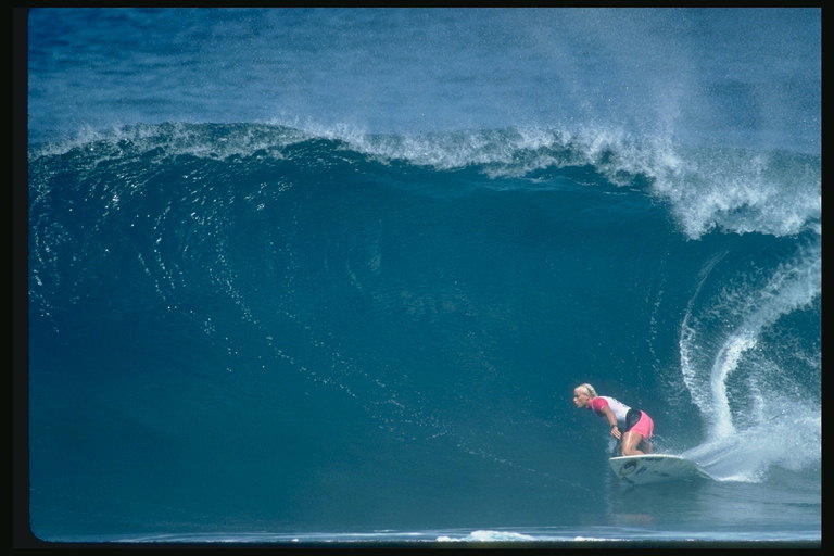 Женщина - серфингист с ужасом ждёт приближения волны - цунами