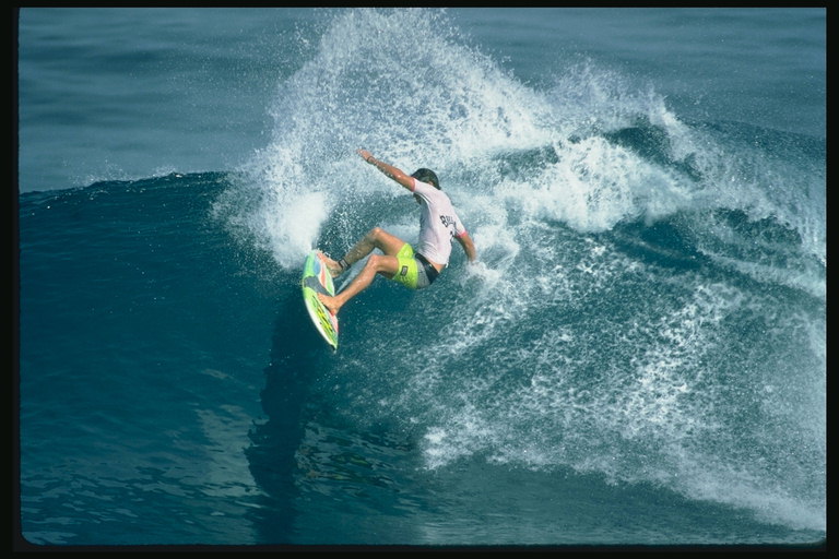 En våg knackade surfare med banan för glidande på vattnet