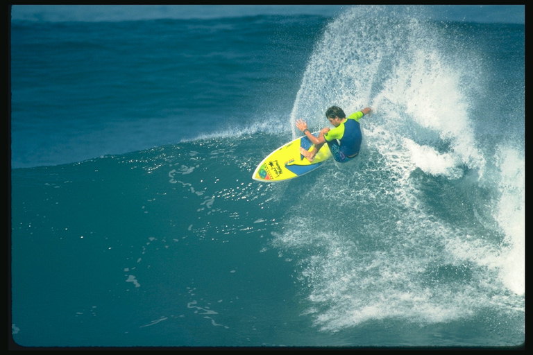 Scherp op surfplank in het repertoire surfer gebruikelijke truc