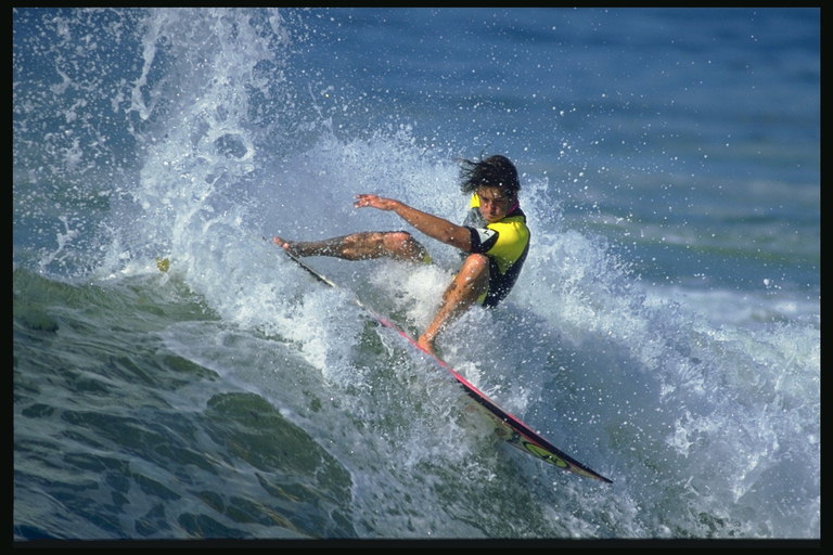 Огромное желание удержаться на гребне волны позитивно характеризует серфингиста