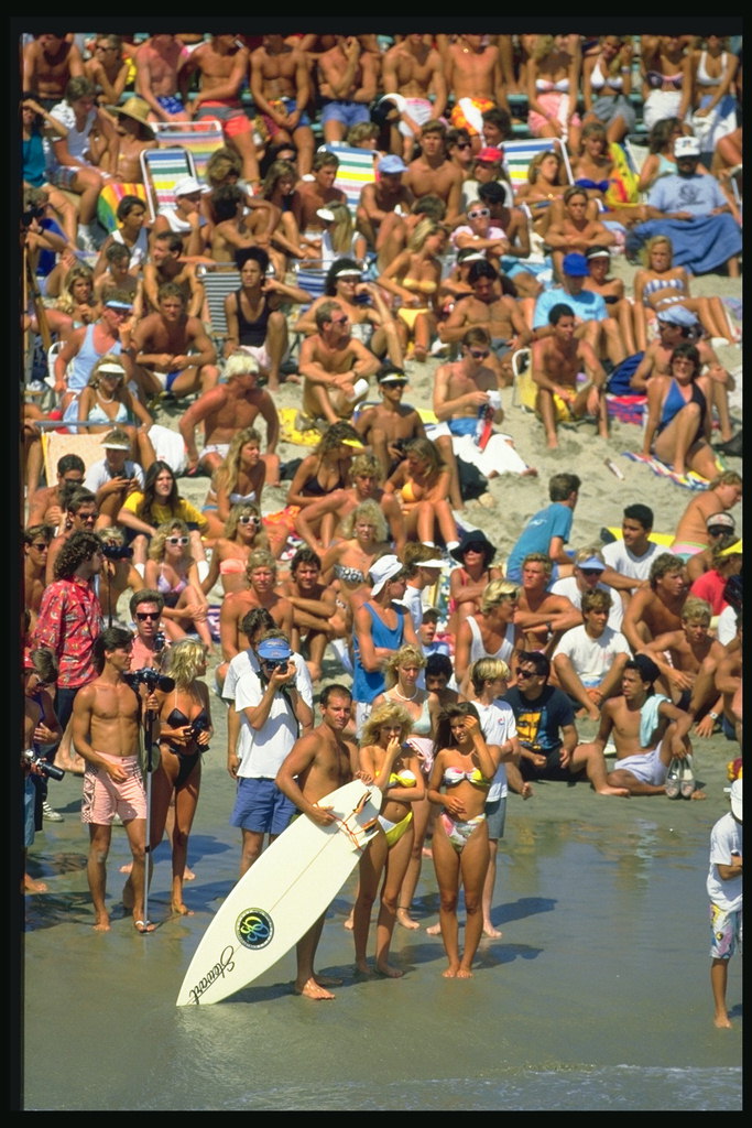 Tilskuere på bredden i forventning om det spektakulære løb på surfing