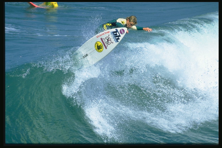 Realització de la rotació en el surf exigeix una llarga pràctica i habilitats