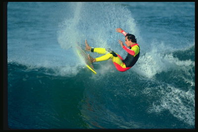 Зрелищное падение с серфборда  - обычное явление в серфинге