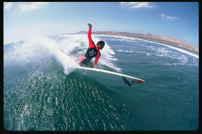 Durchführung von Turn-Stunts auf Surfboard - tägliche Aufgaben surfer