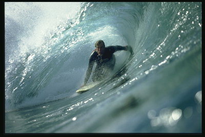 V ciklu surfer vala fotografirana kamero vrh