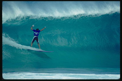 Professional jazda na desce pokazuje amerykański instruktor surfingu