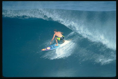 अमेरिका की एक छोटी लहर पर surfer झील प्रशिक्षण