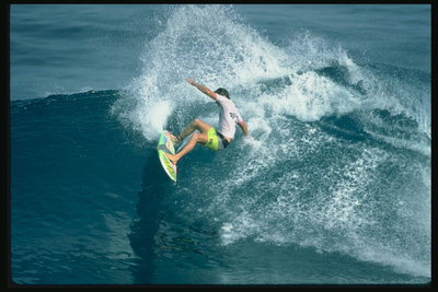 Uma onda bateu o surfista com a trajetória de deslizar sobre a água