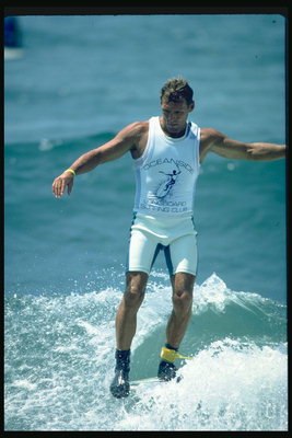 Surfer blizini odbora pokazuje svoje sportske umjetnosti