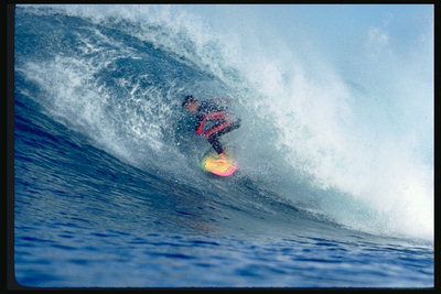 Samenvoegen met wave surfer op de kleurrijke raad in het proces van schuiven op het water